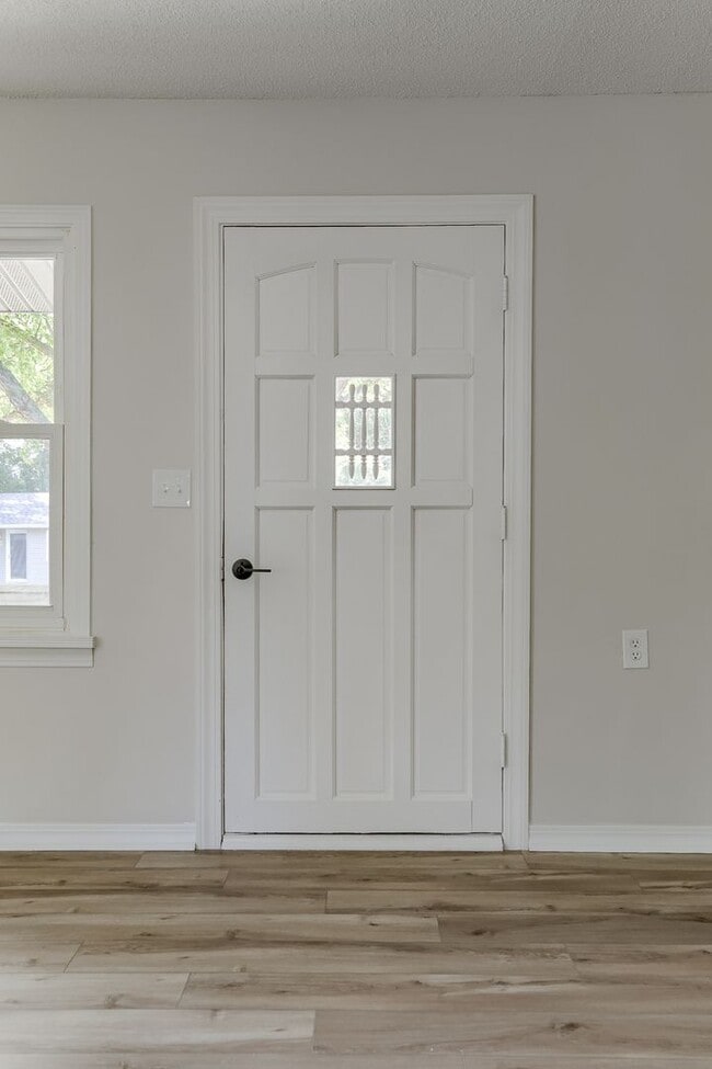 Building Photo - Charming 3-Bedroom Omaha Home with Finishe...