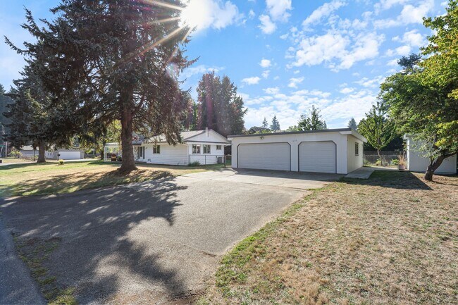 Foto del edificio - MOVE IN READY NOW! 2-Bedroom Rambler with Detached 900 Sq. Ft. Garage & Studio on Spacious Fenced...