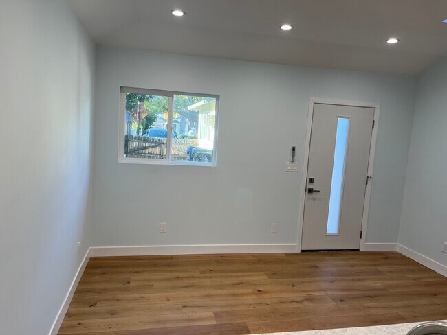 Foto del edificio - 5248 Comercio Ave