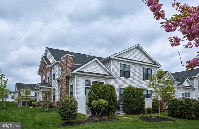 Building Photo - 14 Dogleg Ln