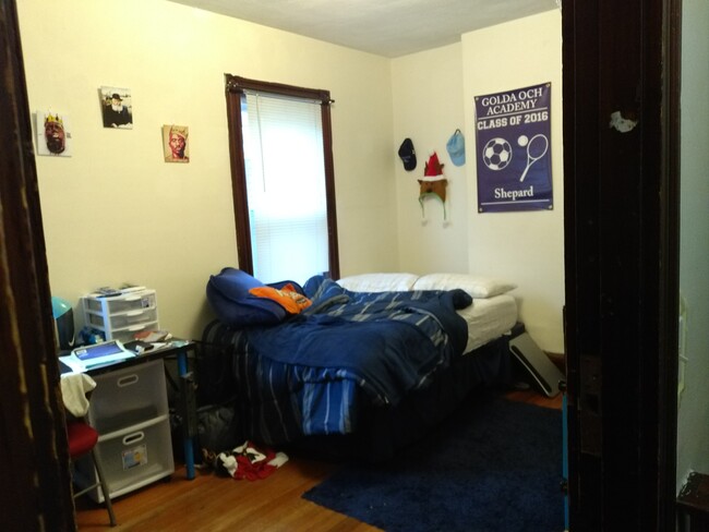 Large Bed Room - 42 Bromfield Rd