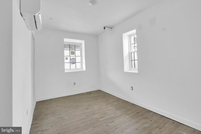 Foto del edificio - 7037 Ridge Ave