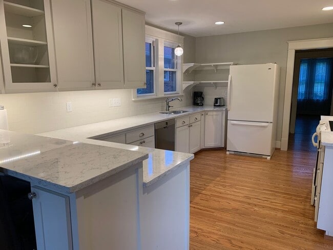 Foto del edificio - Charming Home in Belmont-Hillsboro Neighborhood, minutes to Vandy and Belmont, Fenced Yard