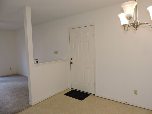 Foto del edificio - Convenient to schools, beaches, & shopping