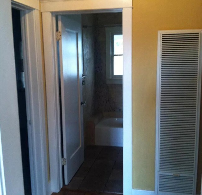 Building Photo - 5095 E Mountain View Dr