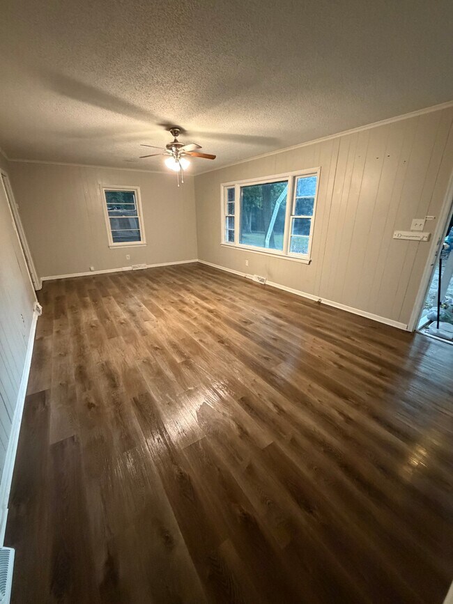 Building Photo - 116 Oakspring Ln