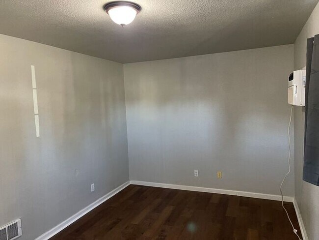 Foto del edificio - Cozy Oakdale 2 Bedroom 1 Bath Duplex