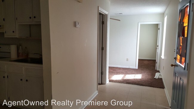Building Photo - 2 br, 1 bath House - 682 Hughes Rd  Unit A