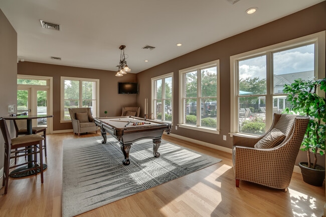 Building Photo - White Oak