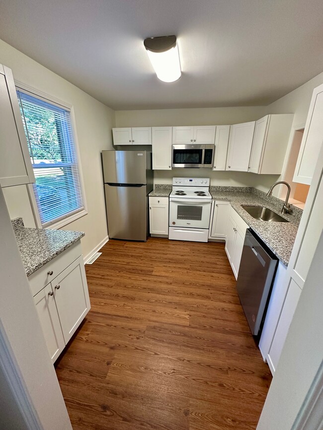 2 BEDROOM/ 1.5 BATHROOM TOWNHOME-WALKING D... - 2 BEDROOM/ 1.5 BATHROOM TOWNHOME-WALKING D...