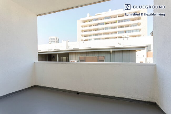 Building Photo - 1371 S Beverly Glen Blvd