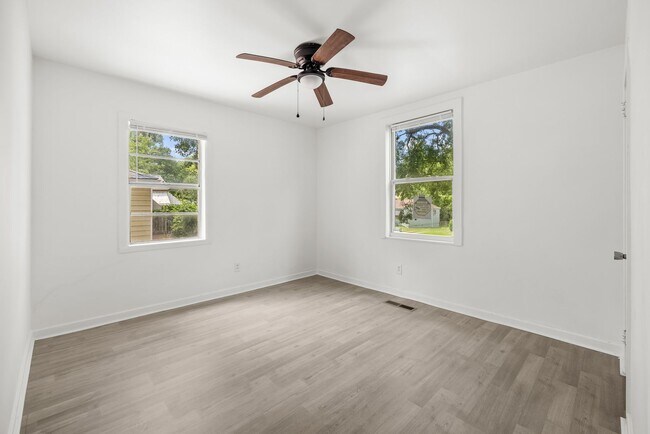 Building Photo - Charming 3 Bedroom, 2 Bathroom house