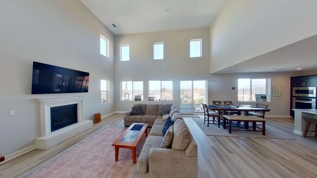 Foto del edificio - AMAZING 3+ bed, 2.5-bath Executive Home in Rice Ranch Community!