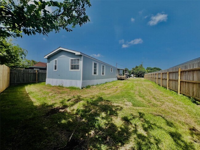 Foto del edificio - 2525 Oyster Creek Bend