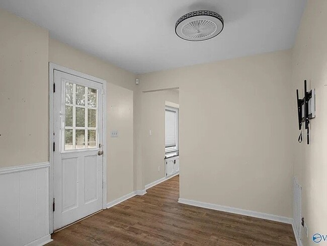 Building Photo - 2102 Chadburn Dr SW
