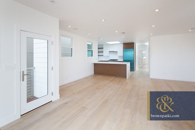 Building Photo - 525 Kansas St