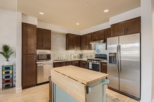 Building Photo - Modern 1 BDR in Peloton - Ground Floor - F...