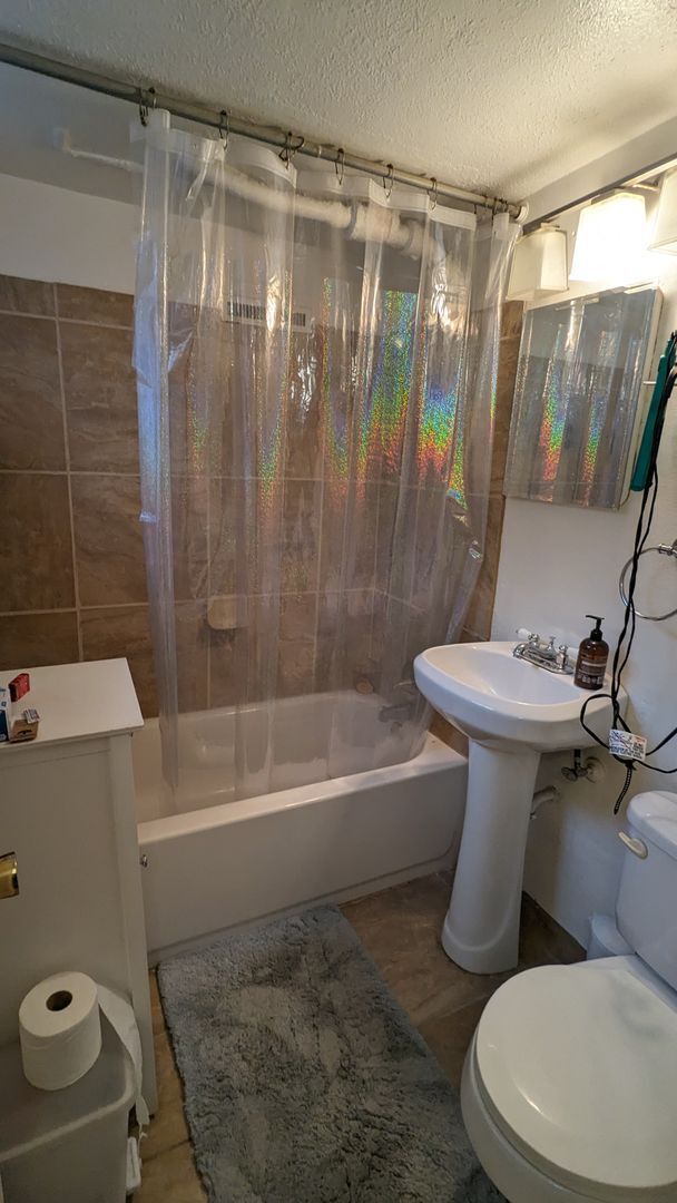 Foto del edificio - SUPER CUTE 1 BDRM IN DUPLEX HOME IN SLOAN'S LAKE AREA! GARAGE AND FENCED YARD!