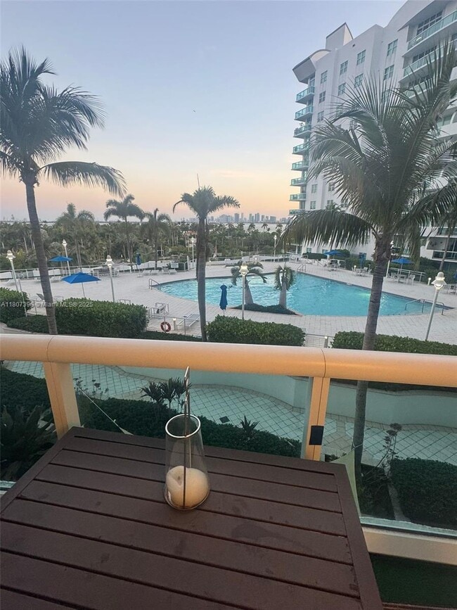 Foto del edificio - 7900 Harbor Island Dr