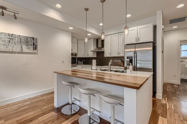 Foto del edificio - FIRST MONTH OFF - 3BR Townhome in trendy R...