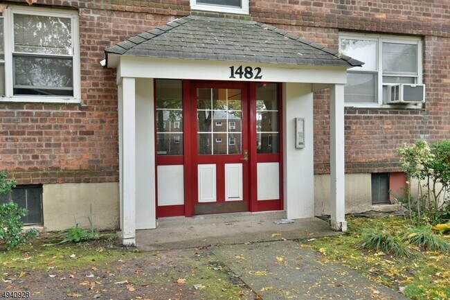 Building Photo - 1472 Terrace Cir