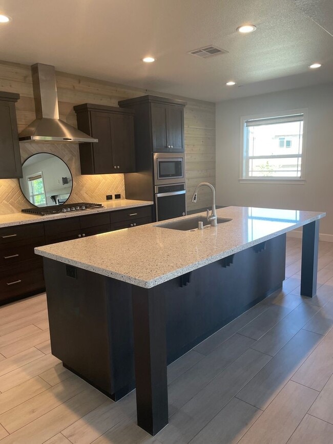 Building Photo - NEWER BUILT 3 BED/2 BATH HOME