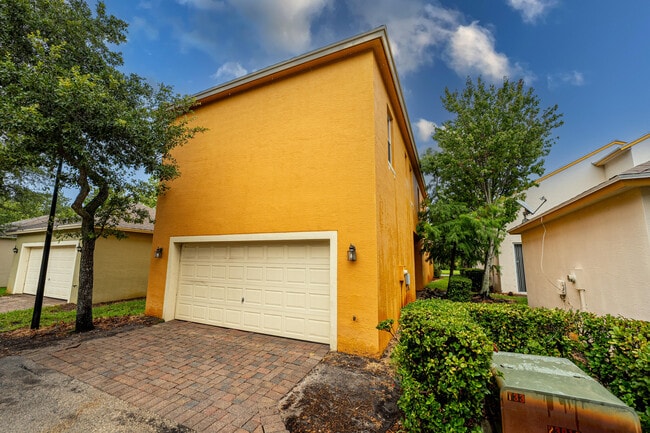 Building Photo - 2567 SE Ruskin Dr