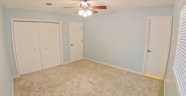 Foto del edificio - Covered Patio + HUGE Yard + Stainless Steel Appliances + Bonus Storage! Available March 6th!