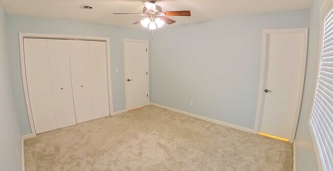 Foto del edificio - Covered Patio + HUGE Yard + Stainless Steel Appliances + Bonus Storage! Available Now!