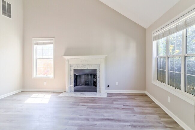 Foto del edificio - 525 Hillcrest Cross Rd