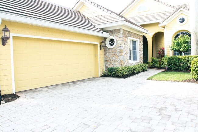 Building Photo - ** FIDDLER'S CREEK PRIVATE POOL HOME AVAIL...