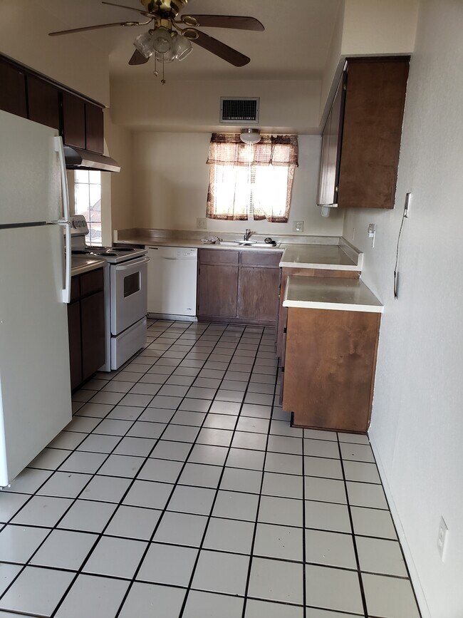 Building Photo - 1112 Plaza Oro Loma