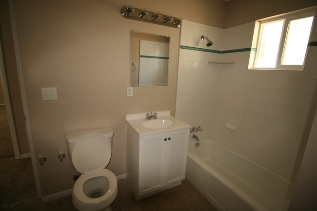 Interior Photo - 2105-2109 Donna St