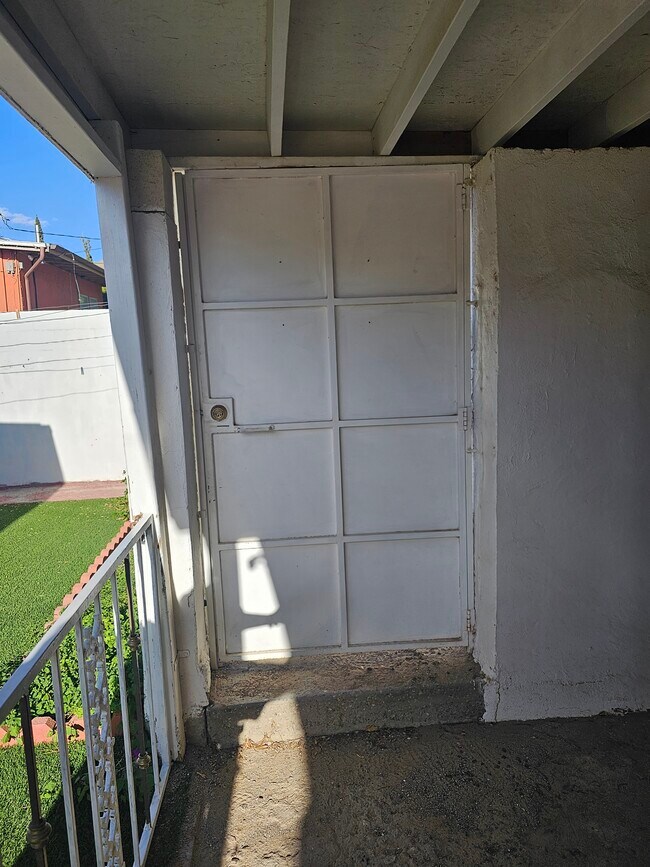 Puerta de acceso segura al aparcamiento. - 504 Cincinnati Ave