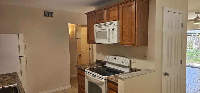 Building Photo - Indian Beach Park Duplex - walk to Ringlin...