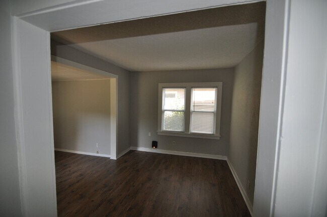 Foto del edificio - Cute little two-bedroom one-bathroom Singl...