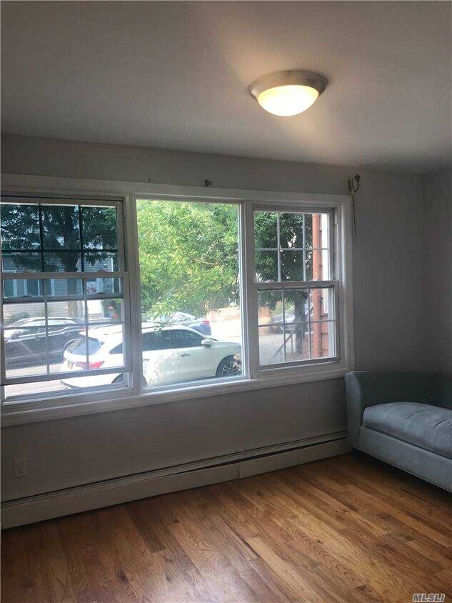 Foto principal - 58-74-74 Maspeth Ave