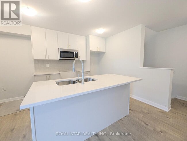 Building Photo - 1124 Creekway Private