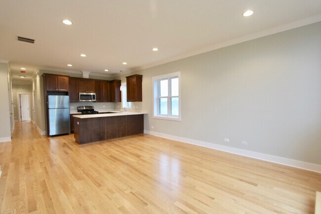 Foto del edificio - 5673 W Higgins Ave