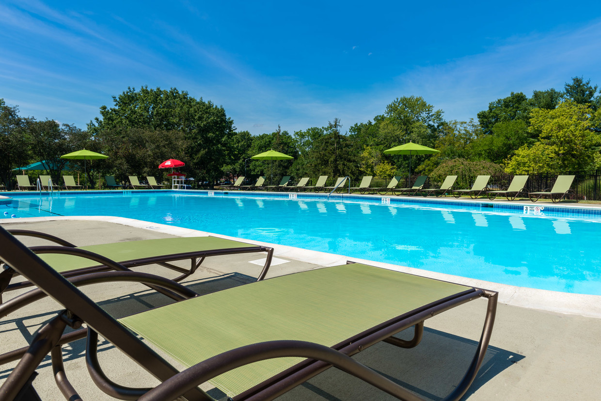 Piscina con muebles de jardín NUEVOS - Hatfield Village