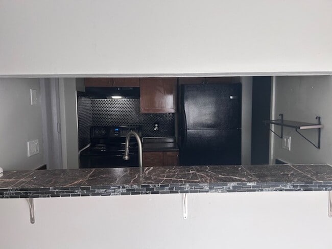 Foto del edificio - Newly Renovated Two Bedroom Condo Available! Move In Ready!