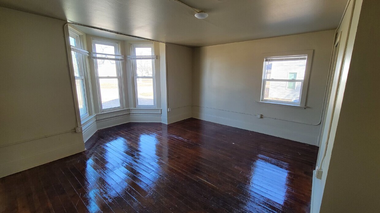 2327 4th St, Eau Claire, WI 54703 Room for Rent in Eau Claire, WI