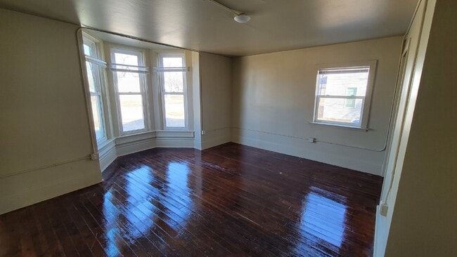 Building Photo - 3 bed 1.5 bath duplex Close to UWEC!