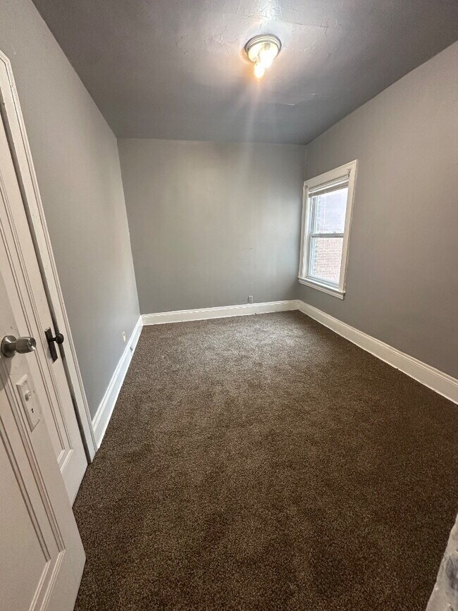 Building Photo - Renovated 2 Bedroom Apartment with Classic Character & Spacious Layout