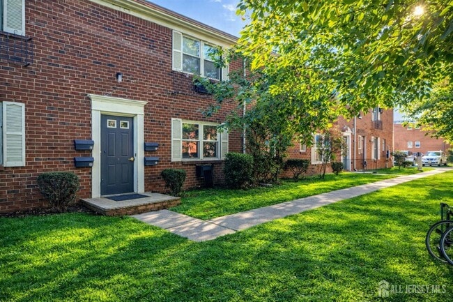 Building Photo - 289 Main St