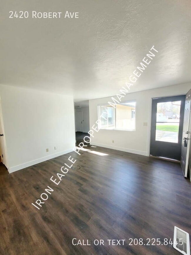 Foto del edificio - 2420 Robert Ave