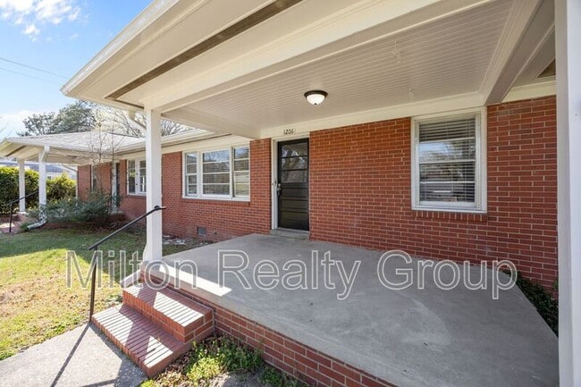 Building Photo - 1206 S 9th St