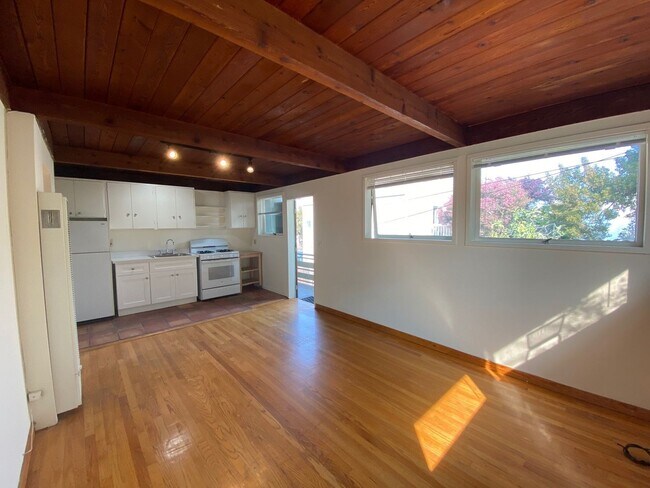 Foto del edificio - Top-Floor 1BD/1BA Apartment with Wood Ceilings, Garden Setting, and Easy North Berkeley BART Access