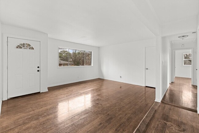 Building Photo - Newly Renovated 4 Bedroom, 2 Bath Home