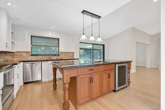 Building Photo - 13692 Cross Pointe Dr